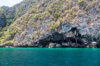Andaman Denizi 'ndeki Phi Phi Le Adası' ndaki Viking mağaralarında korsanlar hazineler saklıyor. Tayland Phuket Adası 'na seyahat ve gezintiler.