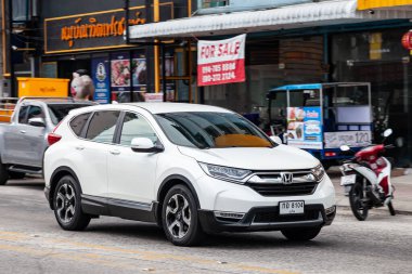 Tayland, Phuket - 03.31.23: Beyaz Honda CR-V şehirde trafikte.