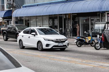 Tayland, Phuket - 03.31.23: Beyaz Honda Şehri trafikte.