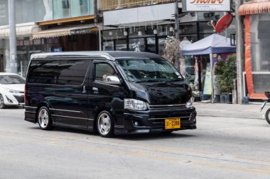 Tayland, Phuket - 03.31.23: Siyah Toyota banliyö yolcusu Hiace 'in trafiği yoğun..