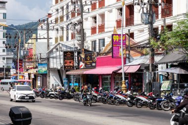 Tayland, Patong - 03.31.23: Phuket 'te sıcak bir yaz gününde motosiklet trafiği