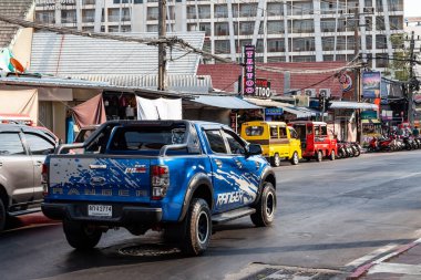 Tayland, Phuket - 03.31.23: Büyük alaşım tekerli mavi Ford Ranger pikap.