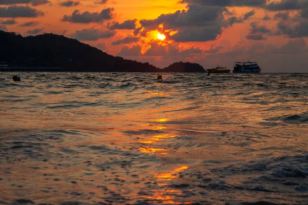 Neuvěřitelně Malebná Krajina Výhledem Vlny Oceánu Bronzové Slunce Zlaté Hodiny — Stock fotografie