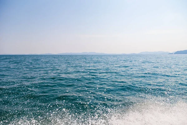 Волны Катера Синем Море Брызгами След Лодки Яхты Концепция Путешествия — стоковое фото