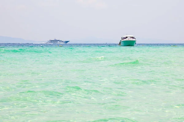 快艇停泊在安达曼海峡的竹岛上 将游客运送到菲菲群岛 旅行和乘人之危度假 — 图库照片