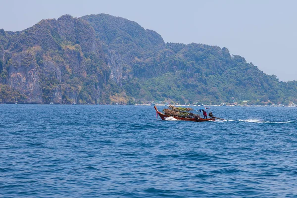 在安达曼海 古老的传统泰国汽艇是用木头制成的 用于在蓝天下清澈碧绿的海水中钓鱼和运送游客 旅行和在Phuket度假 — 图库照片