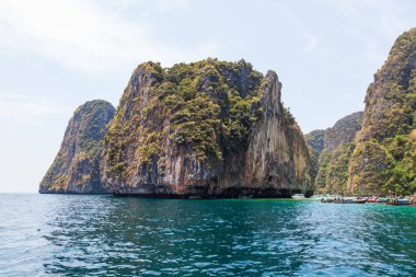 Phi Phi Leh - Pi Leh lagünü adasında turistlerin geleneksel Tayland balıkçı tekneleriyle yaptığı gezintiler için güzel bir yer. Tayland 'da ada yolculuğu.