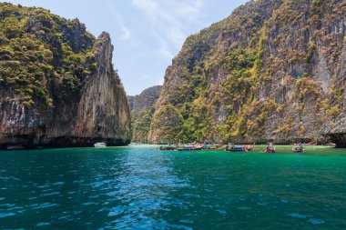 Phi Phi Leh - Pi Leh lagünü adasında turistlerin geleneksel Tayland balıkçı tekneleriyle yaptığı gezintiler için güzel bir yer. Tayland 'da ada yolculuğu.