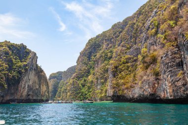Phi Phi Leh - Pi Leh lagünü adasında turistlerin geleneksel Tayland balıkçı tekneleriyle yaptığı gezintiler için güzel bir yer. Tayland 'da ada yolculuğu.