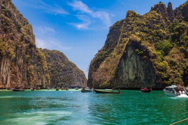 Phi Phi Leh - Pi Leh lagünü adasında turistlerin geleneksel Tayland balıkçı tekneleriyle yaptığı gezintiler için güzel bir yer. Tayland 'da ada yolculuğu.