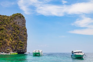 Tayland 'da Phi Pi Leh Adası' nda rıhtım ya da iskele. Güneşli bir günde Maya Körfezi yakınlarında tekneler ve turistlerle. Seyahat ve tatil.