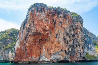 Tayland 'da, Krabi' deki Phi Pi Leh Adası 'ndaki kızıl kaya.