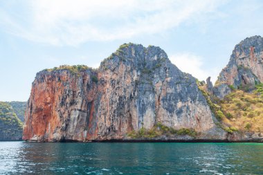 Tayland 'da, Krabi' deki Phi Pi Leh Adası 'ndaki kızıl kaya.