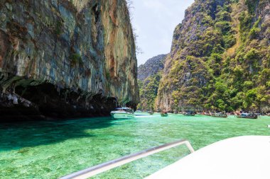 Tayland, Phuket - 04.01.23: Phi Phi Leh - Pi Leh lagünü adasında güzel bir yer, geleneksel Tayland balıkçı tekneleriyle turistlerle yapılan gezintiler için popülerdir. Tayland 'da ada yolculuğu.