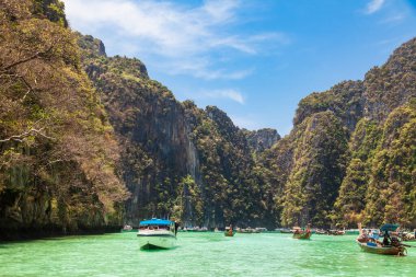 Tayland, Phuket - 04.01.23: Phi Phi Leh - Pi Leh lagünü adasında güzel bir yer, geleneksel Tayland balıkçı tekneleriyle turistlerle yapılan gezintiler için popülerdir. Tayland 'da ada yolculuğu.