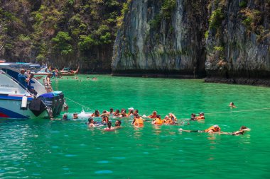 Tayland, Phuket - 04.01.23: Phi Phi Leh Adası - Pi Leh Lagoon insanların yüzdüğü geleneksel turistlerle yapılan gezintiler için popülerdir. Tayland 'da ada yolculuğu.