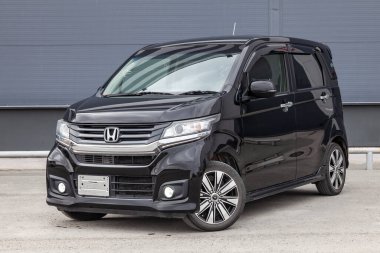 Pavlodar, Kazakistan - 11.04.2023: Siyah Honda N-Wgn Gümrük Gümrük 700 CC motoru sokağa park edilmiştir