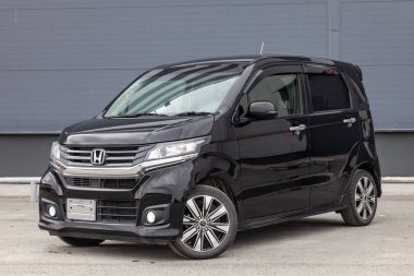 Pavlodar, Kazakistan - 11.04.2023: Siyah Honda N-Wgn Gümrük Gümrük 700 CC motoru sokağa park edilmiştir
