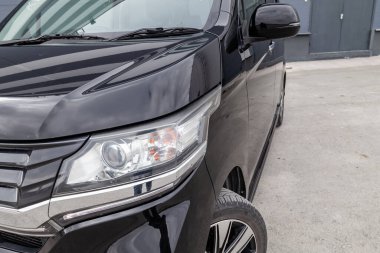 Pavlodar, Kazakistan - 11.04.2023: Siyah Honda N-Wgn Custom 700 CC motorunun ön far görüntüsü sokağa park edilmiştir