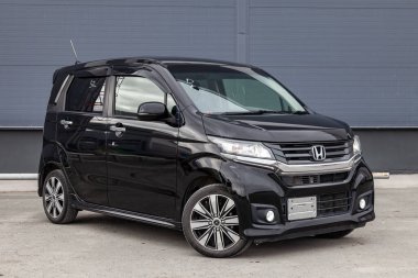 Pavlodar, Kazakistan - 11.04.2023: Siyah Honda N-Wgn Gümrük Gümrük 700 CC motoru sokağa park edilmiştir