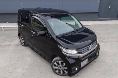 Pavlodar, Kazakistan - 11.04.2023: Siyah Honda N-Wgn Gümrük Gümrük 700 CC motoru sokağa park edilmiştir