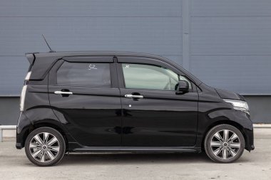 Pavlodar, Kazakistan - 04.11.2023: Siyah Honda N-Wgn Gümrük 700 CC motoru caddeye park edilmiştir 