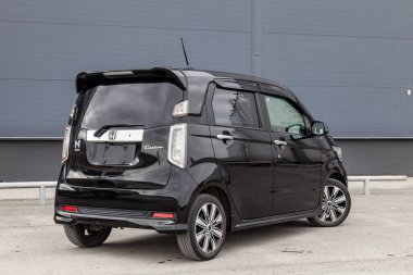 Pavlodar, Kazakistan - 04.11.2023: Siyah Honda N-Wgn Gümrük Gümrük 700 CC motoru sokakta park halinde 
