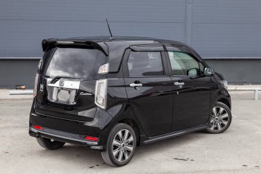 Pavlodar, Kazakistan - 04.11.2023: Siyah Honda N-Wgn Gümrük Gümrük 700 CC motoru sokakta park halinde 