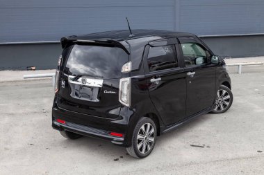 Pavlodar, Kazakistan - 04.11.2023: Siyah Honda N-Wgn Gümrük Gümrük 700 CC motoru sokakta park halinde 