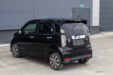 Pavlodar, Kazakistan - 04.11.2023: Siyah Honda N-Wgn Gümrük Gümrük 700 CC motoru sokakta park halinde 