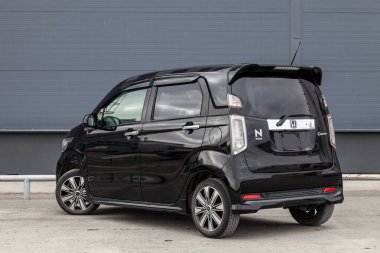 Pavlodar, Kazakistan - 04.11.2023: Siyah Honda N-Wgn Gümrük Gümrük 700 CC motoru sokakta park halinde 