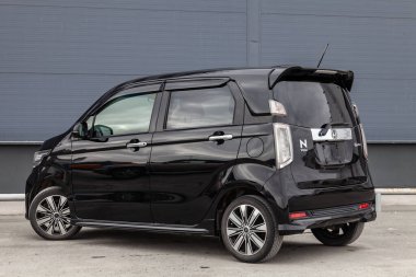 Pavlodar, Kazakistan - 04.11.2023: Siyah Honda N-Wgn Gümrük Gümrük 700 CC motoru sokakta park halinde 