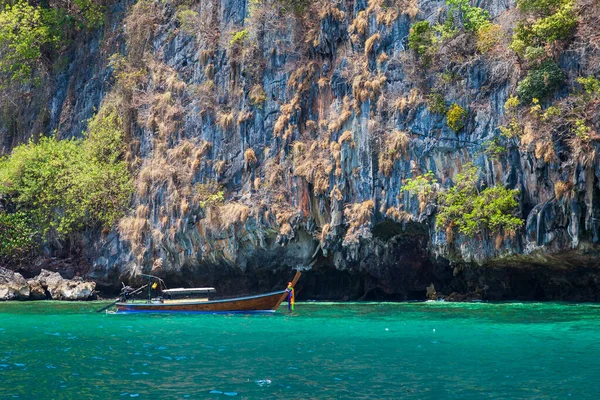 泰国传统的汽艇是用木头制成的 用于捕鱼和游览安达曼海 靠近菲菲列岛 蓝天下清澈碧绿的海水 旅行和在Phuket度假 — 图库照片