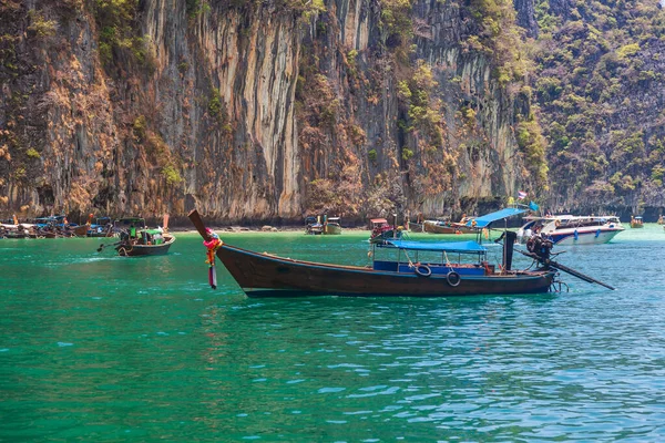 菲菲岛上一个风景如画的美丽的地方 皮莱泻湖 是吸引游客乘坐泰国传统渔船游览的热门景点 泰国的岛屿旅行 — 图库照片