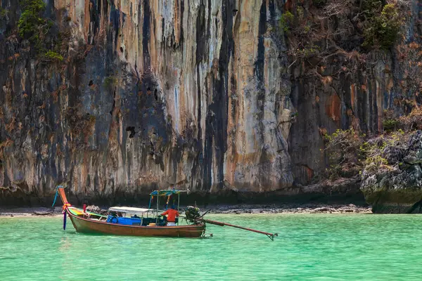 菲菲岛上一个风景如画的美丽的地方 皮莱泻湖 是吸引游客乘坐泰国传统渔船游览的热门景点 泰国的岛屿旅行 — 图库照片