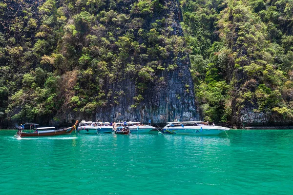 一个风景如画的美丽的地方 位于菲菲列岛 皮列岛环礁岛上 是吸引游客乘坐泰国传统渔船游览的热门景点 泰国的岛屿旅行 — 图库照片