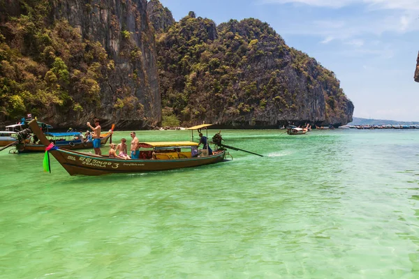 一个风景如画的美丽的地方 位于菲菲列岛 皮列岛环礁岛上 是吸引游客乘坐泰国传统渔船游览的热门景点 泰国的岛屿旅行 — 图库照片