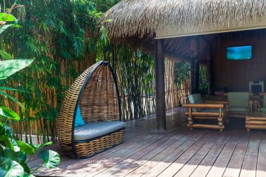 Tayland 'daki Phi Pi Don Adası' nda, palmiye ağaçlarının arasında bambu bungalovu olan bir otelde kutsal bir tatil.