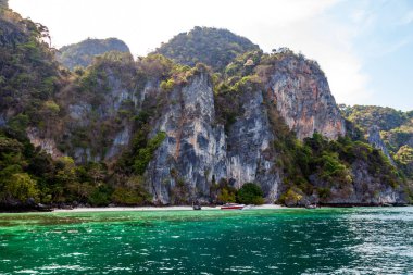 Phi Phi Leh - Pi Leh lagünü adasında turistlerin geleneksel Tayland balıkçı tekneleriyle yaptığı gezintiler için güzel bir yer. Tayland 'da ada yolculuğu.