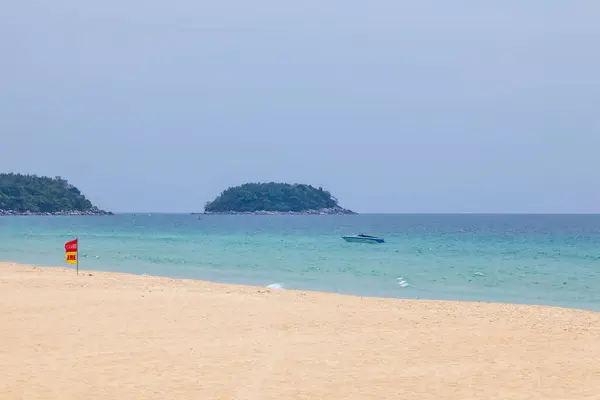 Красивый Яркий Пляж Карон Таиланде Острове Пхукет Чистой Бирюзовой Водой — стоковое фото