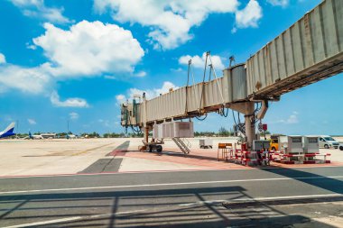 Havaalanından uçağa kadar olan koridor yolculara kol şeklinde.