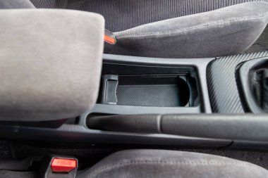 Satıştan önce kuru temizlemeden sonra galeride kumaş koltuklar ve kullanılmış araba kolluklarındaki kol kılıflarıyla iç manzara.