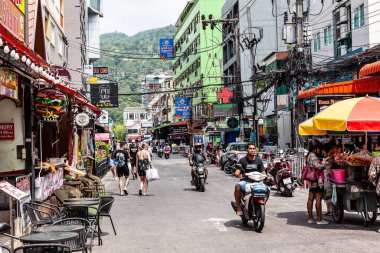 Tayland, Patong Sahili - 03.27.23: Merkez Caddesi Bangla yolu gece hayatı ve gündüzleri dükkanlar ve barlarla turistik eğlence