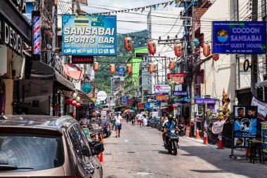 Tayland, Patong Sahili - 03.27.23: Merkez Caddesi Bangla yolu gece hayatı ve gündüzleri dükkanlar ve barlarla turistik eğlence