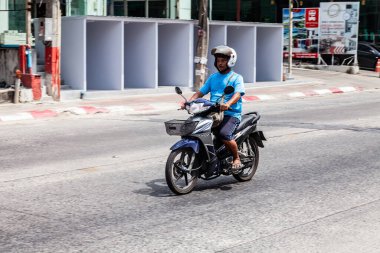 Tayland, Patong - 03.27.23: Phuket 'te sıcak bir yaz gününde motosiklet trafiği