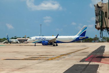 Tayland, Phuket - 04.05.23: Yolcu uçağı Airbus A320 neo Hint havayolları Indigo, Tayland havaalanı, phuket