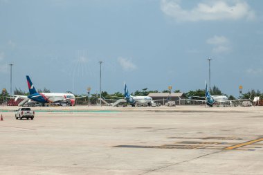 Tayland, Phuket - 04.05.23: Tayland havaalanında Rus ve Kazakistan 'dan SCAT ve Azurair şirketlerinin 767' sini taşıyan yolcu uçakları, phuket