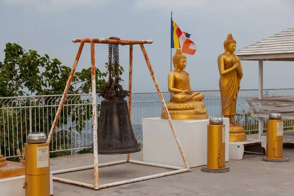 Guld Skulpturer Buddhismen Med Klockor Nära Stora Buddha Staty Thailand — Stockfoto