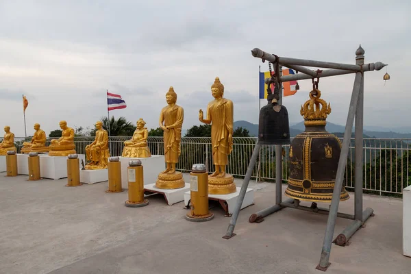 Gouden Beelden Van Het Boeddhisme Met Klokken Buurt Van Grote — Stockfoto
