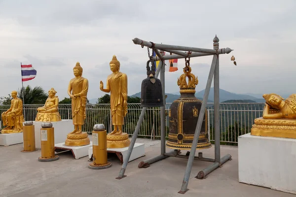 タイの大仏の近くに鐘を持つ仏教の黄金の彫刻 — ストック写真